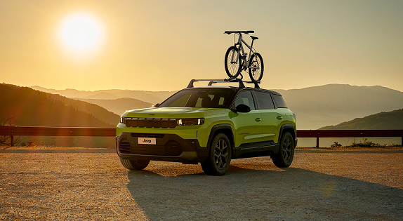 Doradca serwisowy Jeep® rozmawia z klientem o możliwościach zamontowania akcesoriów