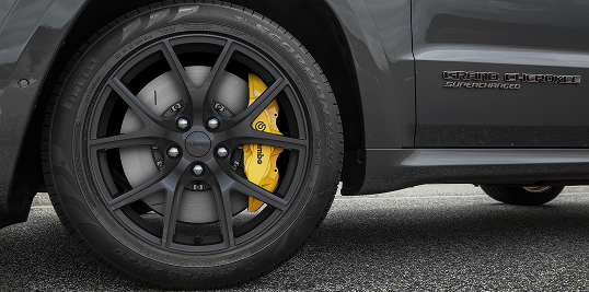 Serwis hamulców Jeep® z symetryczną wymianą klocków hamulcowych i diagnostyką