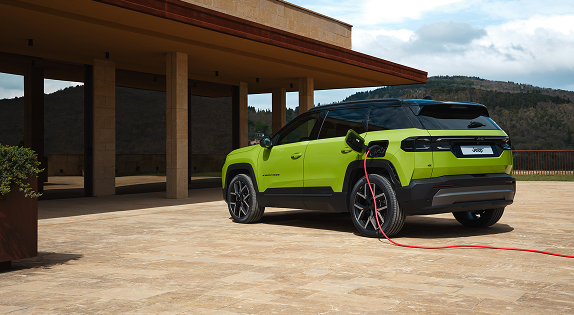 Jeep z zelektryfikowanym napędem 4xe plug-in hybrid na stacji ładowania