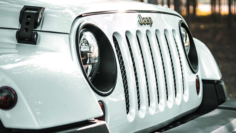 Wymiana oleju w samochodzie marki Jeep® z wykorzystaniem oryginalnych części, wykonywana przez fachowych mechaników