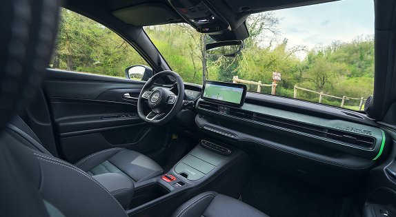  Customise your Jeep® commercial vehicle with tailored conversions, interior upgrades, and genuine accessories